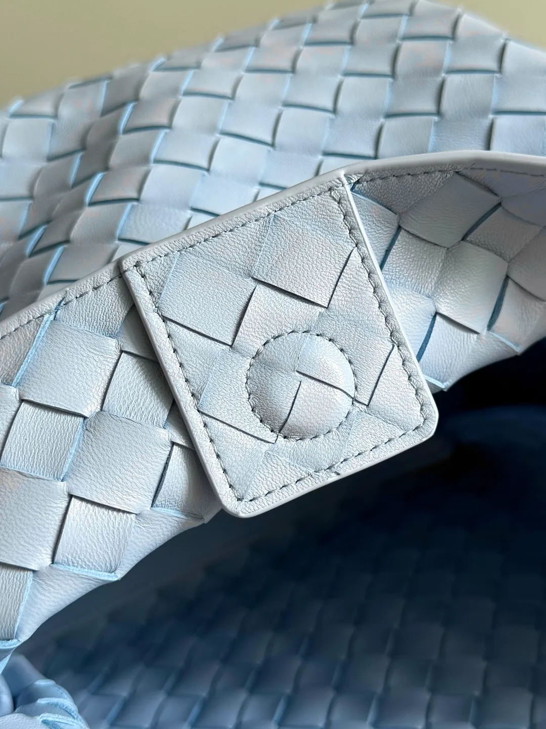 Batch 2660 24 early autumn new model Andiamo Parachute is made of a whole piece of woven leather. It is processed by folding stitching at the four corners. # Craftsmanship and creativity. The large size is atmospheric and practical. One of the must-selects for BV. It has a large space, can hold a computer, the shoulder strap is thick, and the upper shoulder is very comfortable. The large parachute can be carried on the body and can be carried on the body. The upper body is versatile and cute☺️ Style number: 796571 Size: 30*26*20cm